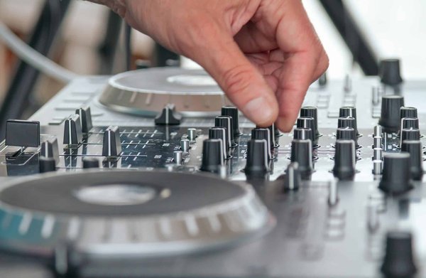 Mélodies de qualité supérieure : trouver son matériel hifi sur une plateforme de vente en ligne pour les mélomanes exigeants