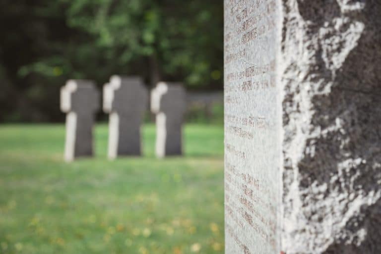 Comment peut-on personnaliser une pierre tombale pour rendre hommage à un être cher?