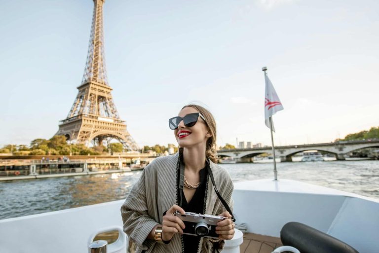Guide pour faire ses réservations de croisière en bateaux parisiens.
